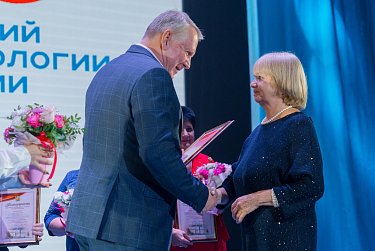 Александр Куниловский поздравил коллектив областного центра травматологии и ортопедии